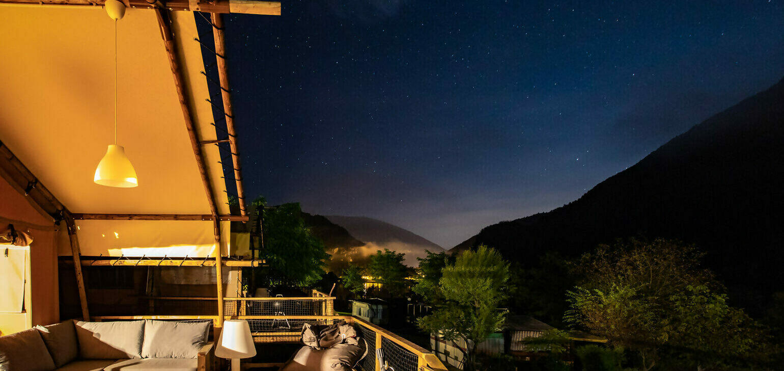 Veranda_uitzicht_by_night