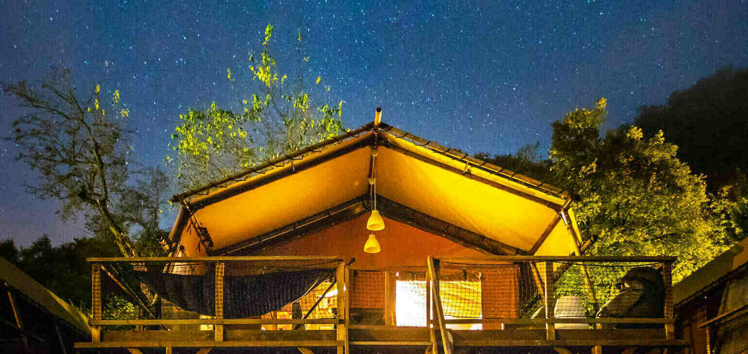 Lodge_vooraanzicht_By_night