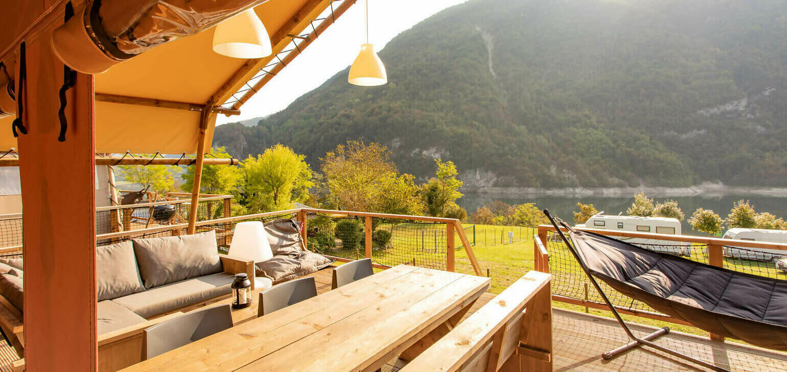 Veranda_overview_lounge_tafel_uitzicht