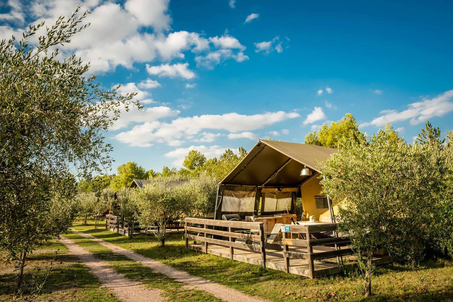 Lodge in het groen op Camping Pian di Boccio