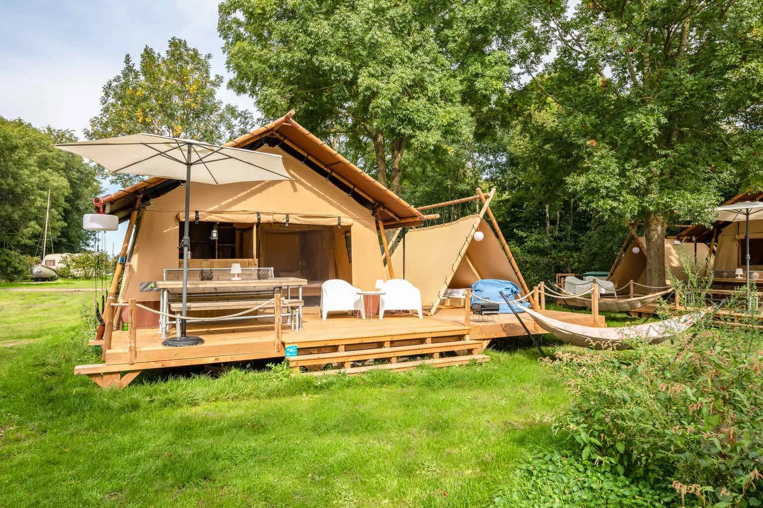 Cozy Lodge met Teeny Lodge op Camping Vrijhaven in Heeg