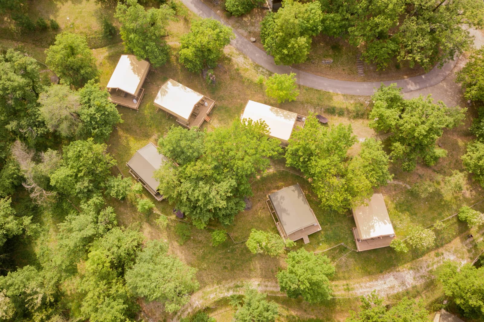 Lodges tussen de bomen op Centro Vacanze San Marino