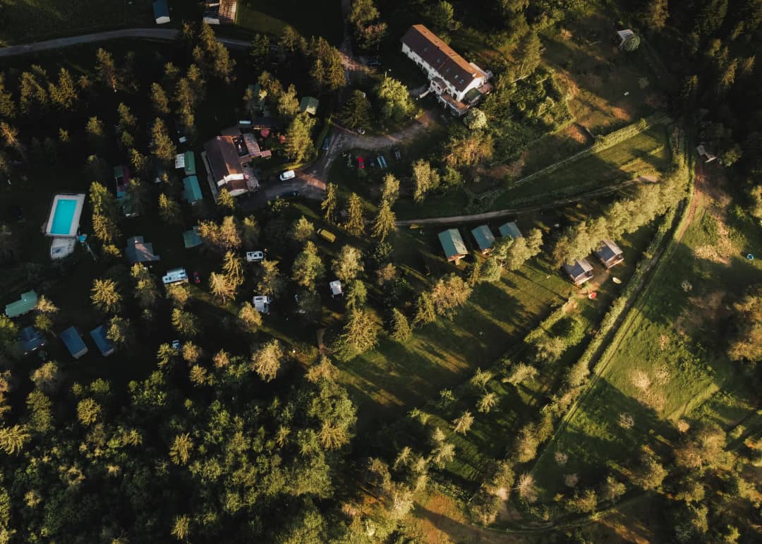 Luchtfoto van de camping tussen de bossen